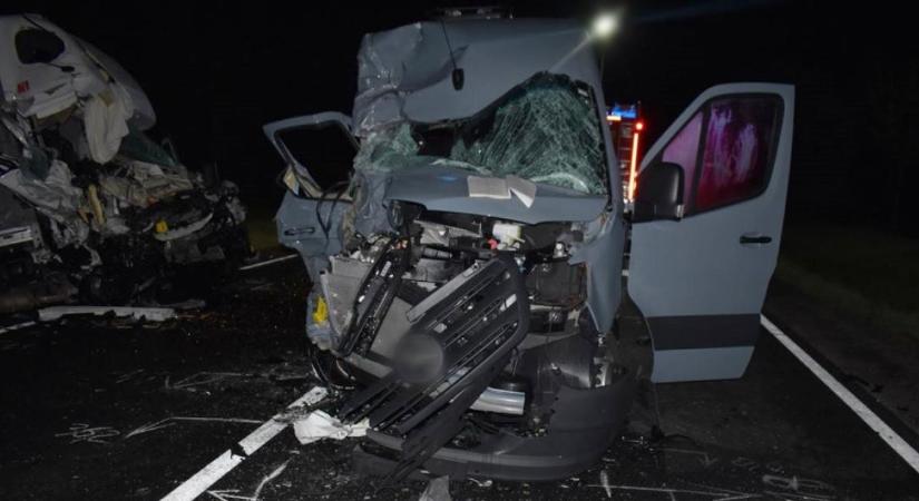 A debreceni ügyészség vádat emelt a román sofőr ellen, aki miatt tizenegyen sérültek meg egy balesetben