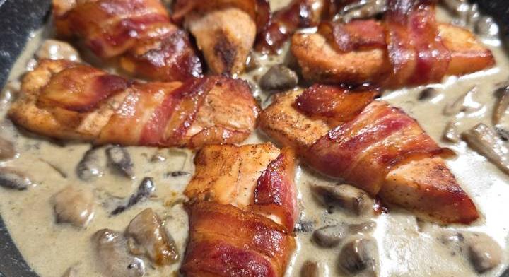 Baconnel körbetekert, szaftos csirkemell: a tejszínes gombamártás a lelke