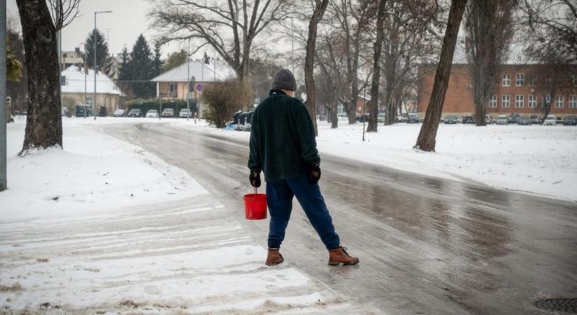 Két vármegyében továbbra is ónos esőre figyelmeztetnek, néhol viszont már 10 fok fölé melegedhet a levegő
