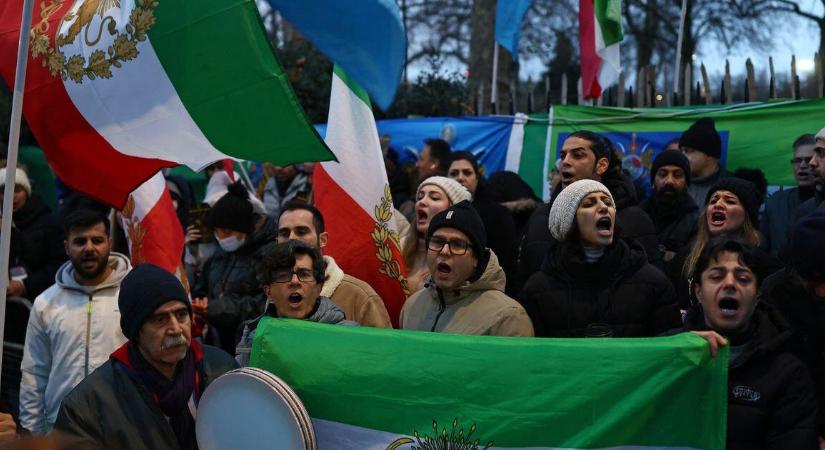 Irán: több mint 2500 halottja van a tüntetéseknek