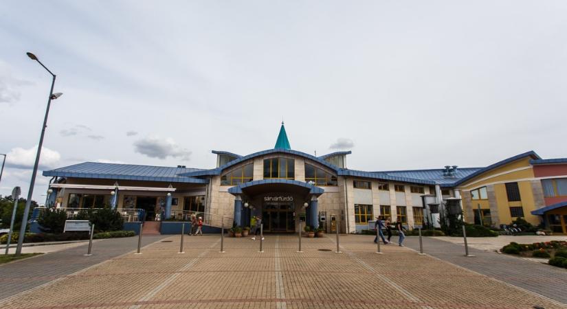 Máhr Tivadar szerint azért jár be hajnalban, még nyitás előtt rendszeresen a Sárvári Gyógyfürdőbe, hogy ellenőrizze a takarítást