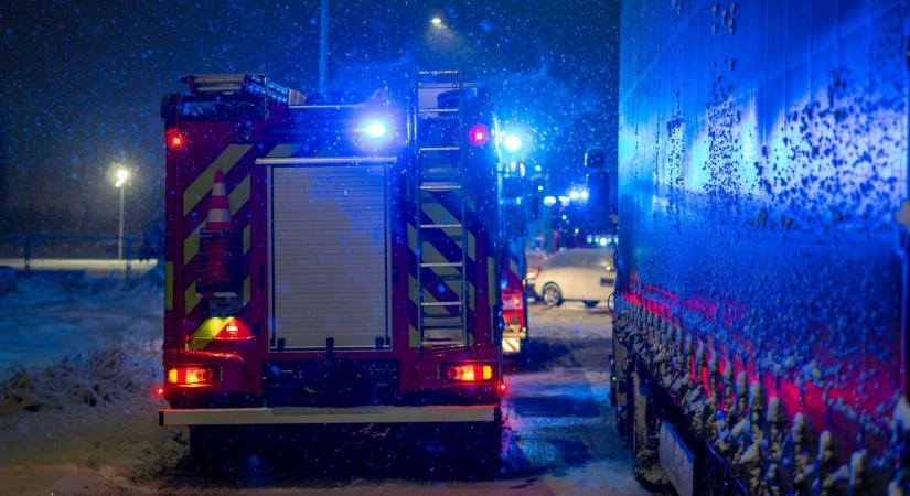 Balesettel indult a szerda: tűzoltókat és mentőket is riasztottak Kisújszállás közelébe