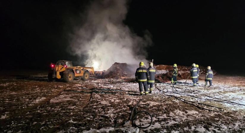 Trágyadepó izzott Uraiújfalu közelében - fotók