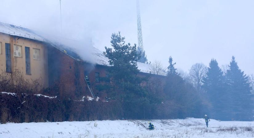 Ég egy épület Söjtörön, a közelben lakók robbanást is hallottak (galéria)