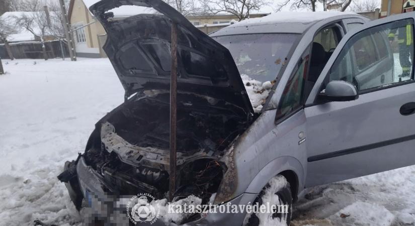 Lángok csaptak fel egy személygépkocsi motorterében Békéscsabán