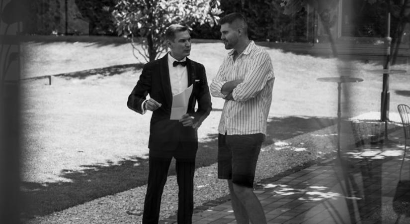 Hogyan kezeljünk váratlan helyzeteket az esküvőn? Egy ceremóniamester mentőötletei