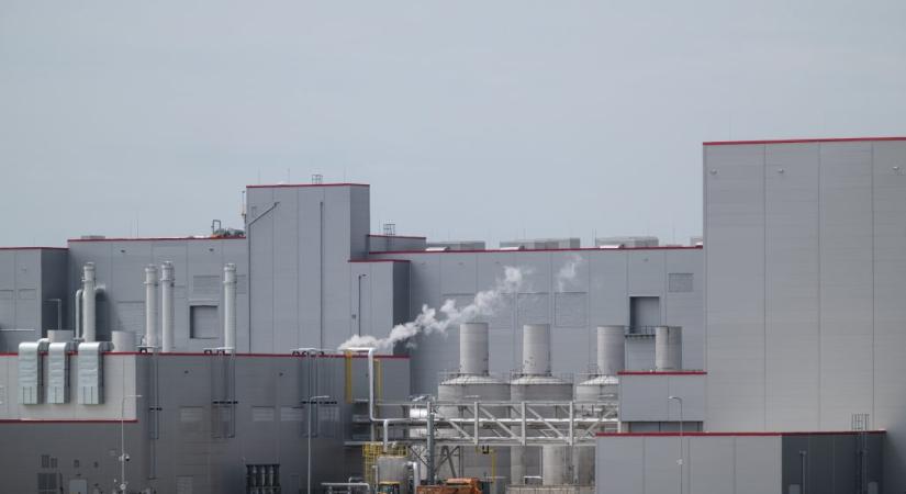 Mészáros Lőrinc húszmilliárdért épít öt kilométer vasutat az iváncsai akkugyárhoz