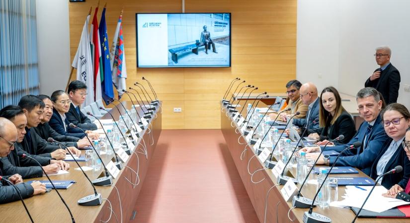 Sorsfordító látogatás a győri campuson: 24 ezer hallgatót képviselő kínai delegáció érkezett a Széchenyire