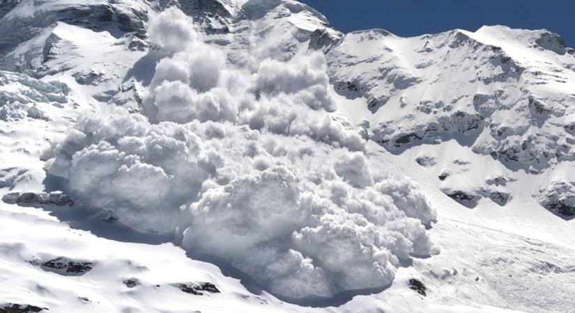 Lavinaveszélyre figyelmeztetnek a hegyekben, egyre súlyosabb a helyzet