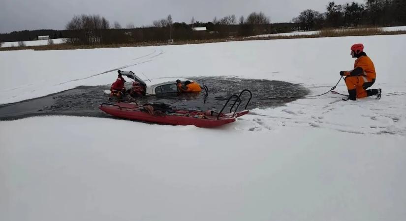 Beszakadt a jég egy autó alatt, végül a speciális mentőket hívták