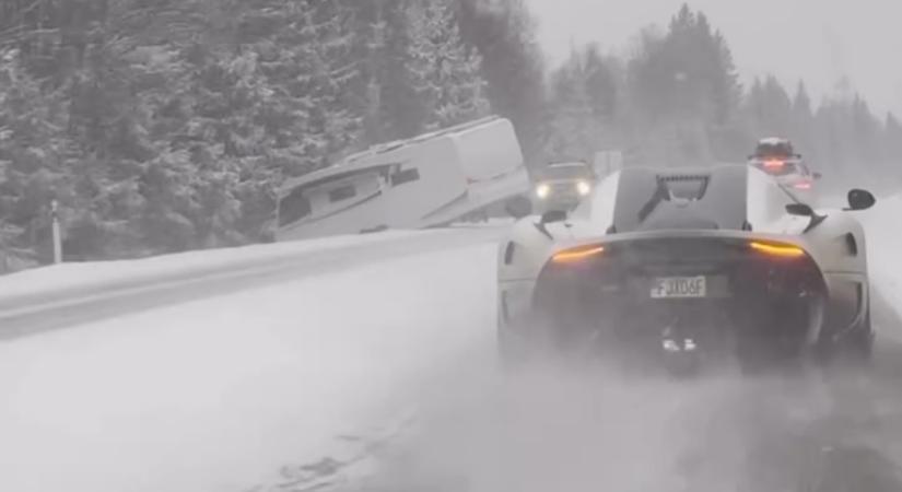 Ez az új hóbort: hiperautókkal csapatnak hóban a nagyfőnökök