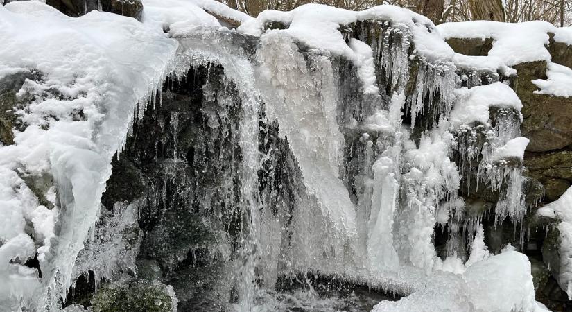 Az Annavölgyi-vízesés télen – befagyott patakzuhatag Szentendre közelében