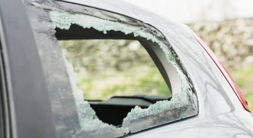 Betörte az autó ablakát, nem hiszed el, mit lopott el a hátsó ülésről – Elkapták a kistarcsai sorozatbetörőt