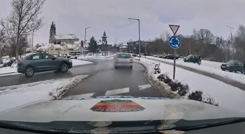 Nem adott elsőbbséget a körforgalomban haladó járműnek, majdnem baleset lett a vége (videó)