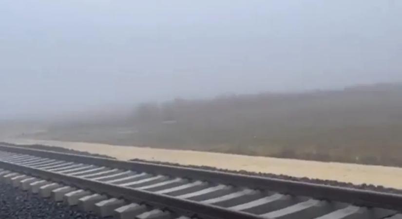 Hadházy elment megnézni, hogy halad az iváncsai akkugyárhoz vezető iparvágány