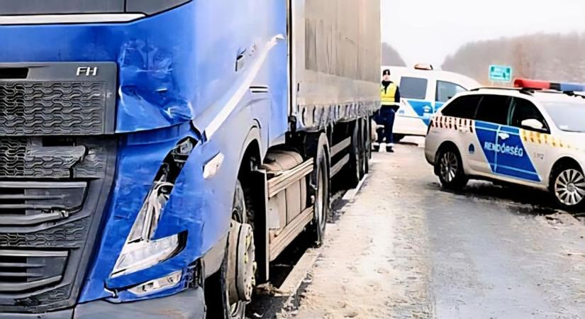 Figyelem! Drótkötéllel mentenek a tűzoltók az autópályán