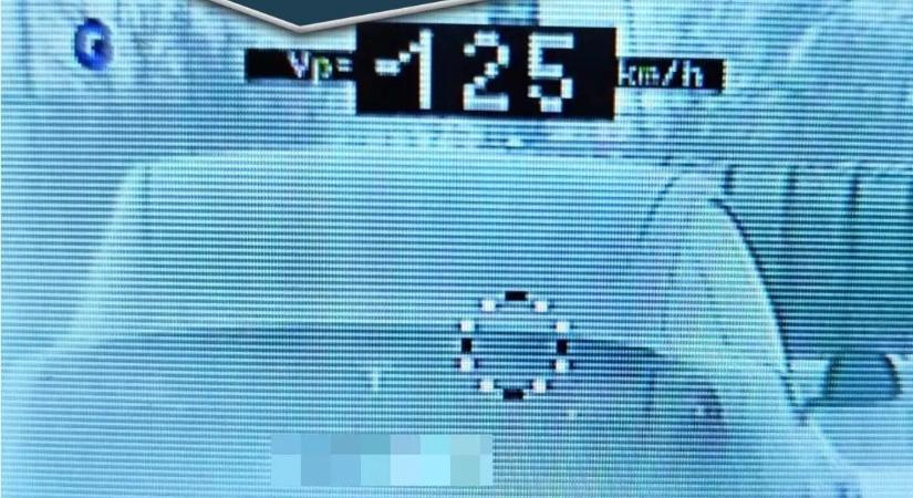 Nem tökölt a kamion mögött: a hóban kapták gyorshajtáson a Teslát!