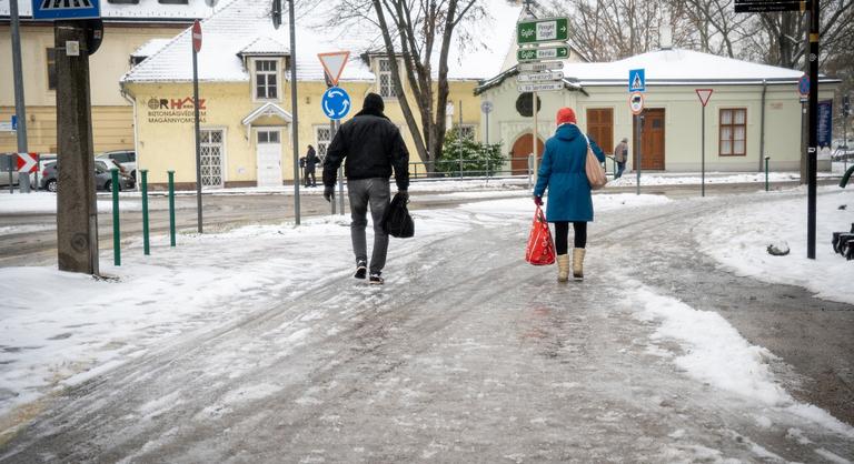 Pusztított az ónos eső, kilenc vármegyében volt áramkimaradás, a vízellátás is akadozott