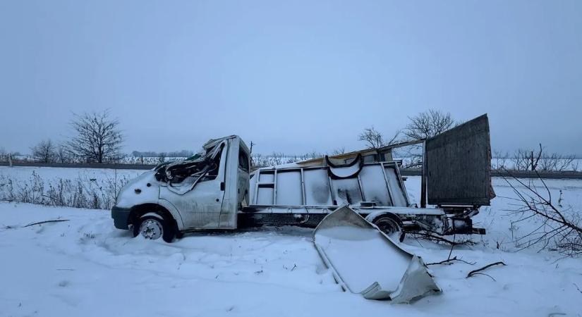 Sokkoló videón a rommá zúzott kisteherautó Hajdú-Biharban
