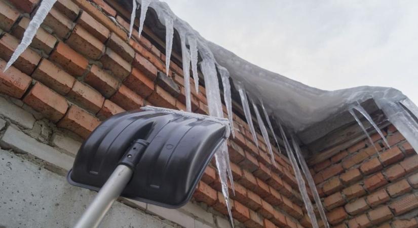 Jégcsapok fenyegették a forgalmat a szekszárdi várfalnál