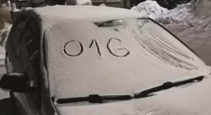 Feljelentést tesz a fideszes politikus, amiért O1G-t rajzoltak a családi autó havas szélvédőjére