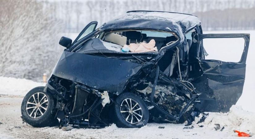 Óriási ütközés a kisúji felüljárón, súlyos sérültek a kisteherautóban és a személykocsiban is