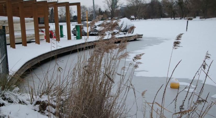 Ezt kell tenni, ha látjuk, hogy valaki bajba kerül egy befagyott tó jegén - életmentő tanácsok a katasztrófavédőktől