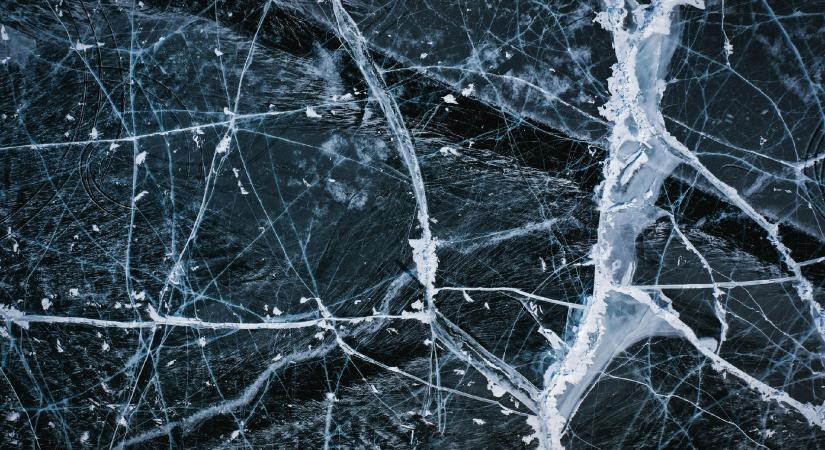 Elképesztő fotók: kettérepedt a Balaton jege