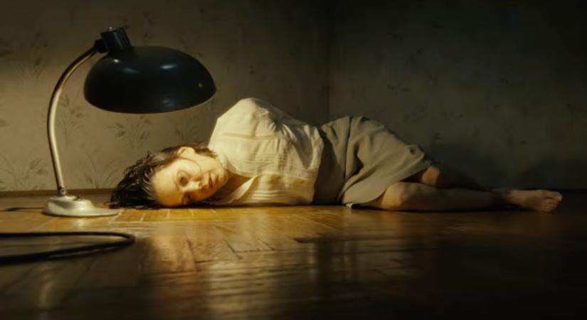 Megérkezett az Itt érzem magam otthon torokszorító nagy előzetese, melyben Lovas Rozi karakterét arra kényszerítik, hogy valaki másnak adja ki magát, és az élete múlhat ezen