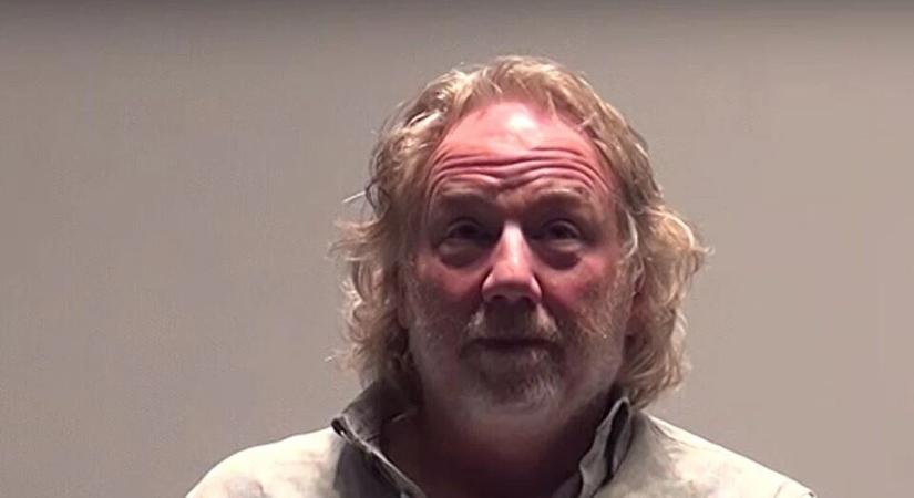 Bosszúhadjárat vagy súlyos ügy? Elfogatóparancs egy rendező ellen szexuális visszaélés gyanújával