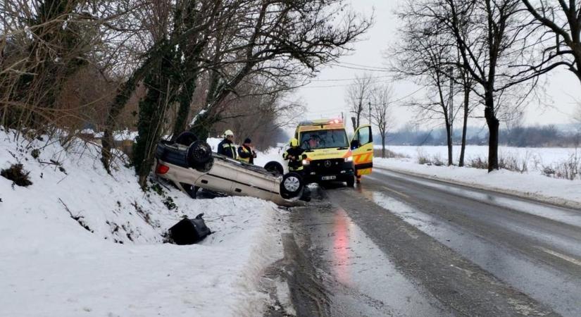 Ijesztő fotók a borulásról: Ezért ne vegye félvállról a téli utakat!