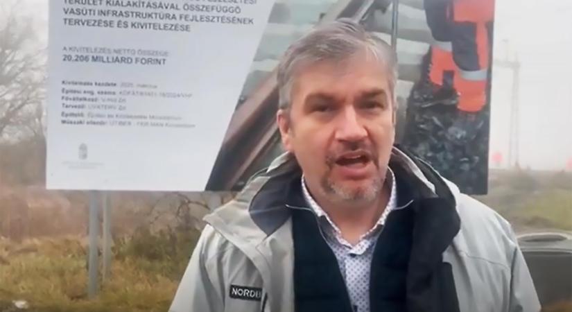Hadházy Ákos: Húszmilliárdért épít öt kilométernyi vasutat Mészáros Lőrinc az alig működő iváncsai akkugyárhoz