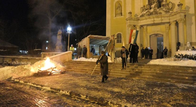 Emléktűz gyúlt Abonyban, a Don-kanyar hőseire emlékeztek a templom előtt
