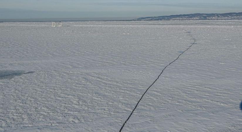 Látványos, de életveszélyes jelenséget örökítettek meg a Balaton felszínén