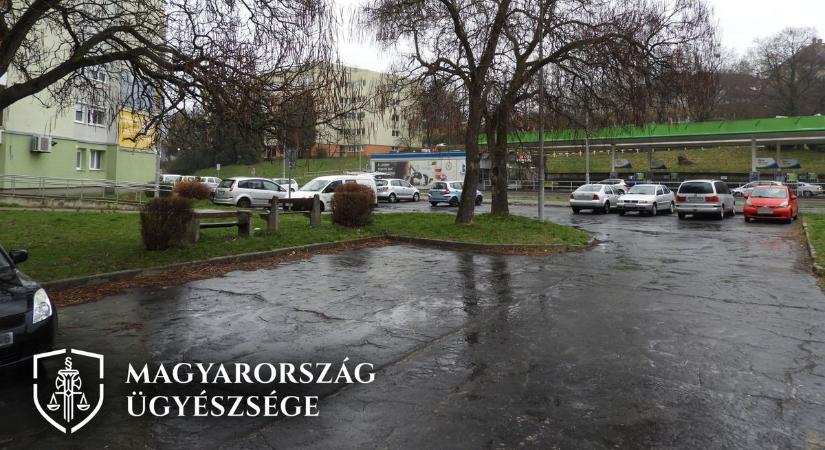 Bankautomatához akarták kényszeríteni áldozatukat a rablók egy zalai benzinkútnál