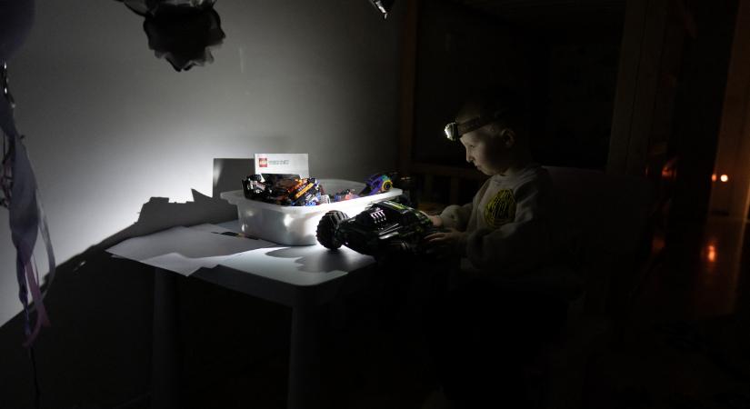 Áram és víz nélkül a –19 fokban: különféle technikákkal próbálnak túlélni az ítéletidő és oroszok által sanyargatott kijeviek