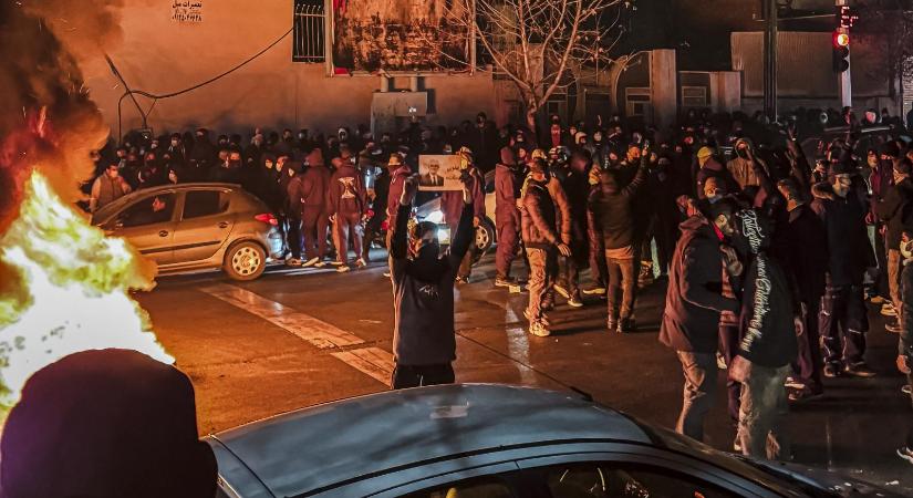 Az őrizetbe vett tüntetők kivégzésével fenyegetőzik az iráni legfelsőbb bíróság elnöke