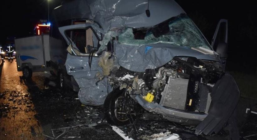 Tizenegyen sérültek meg Berettyóújfalunál egy sofőr miatt, vádat emeltek