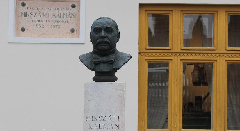 Több helyszínen is emlékeznek Mikszáth Kálmán születésének 179. évfordulójára