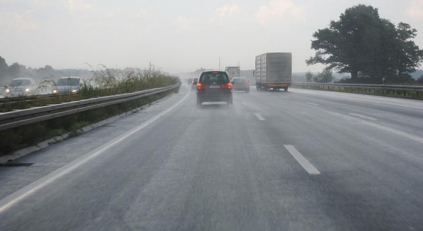 Kedden 58 közúti balesethez hívták a tűzoltókat a jegesedés miatt