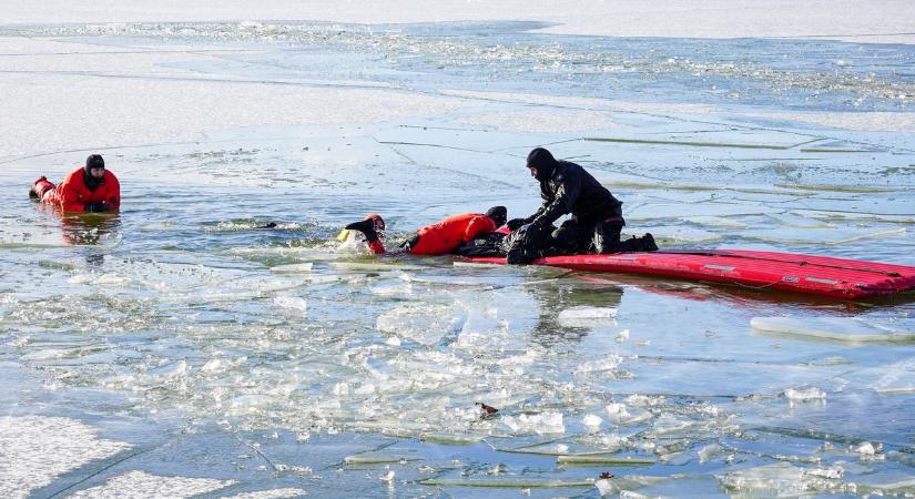 Életmentés extrém körülmények között: a jeges Balatonon gyakorlatoztak a vízimentők