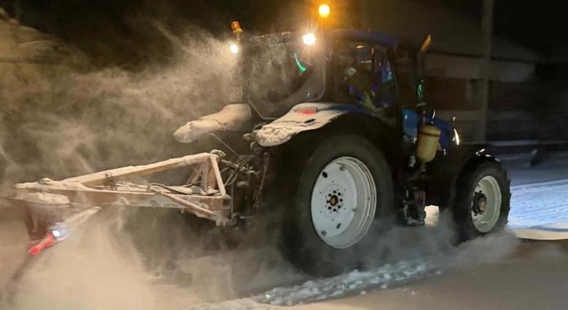 Folyamatos a küzdelem a havazással és az ónos esővel Ácson