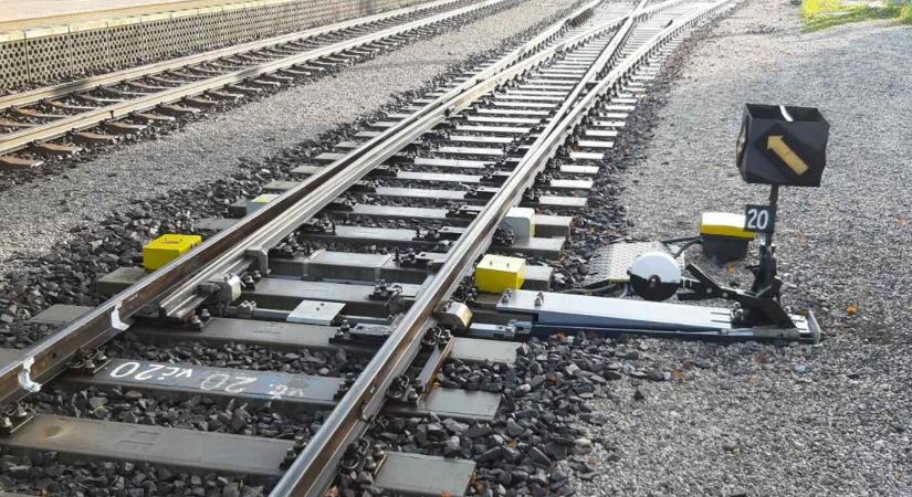 Vonat és autó ütközött Bajcsnál – leállt a vasúti forgalom