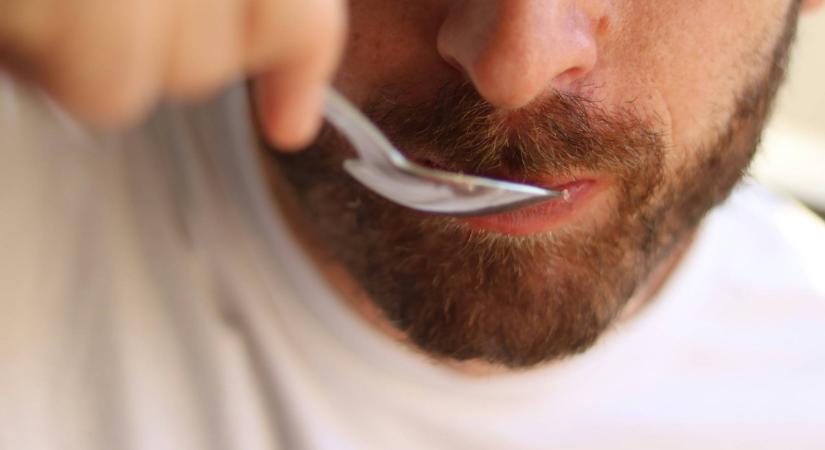 Élő bogarak evésére függött rá egy férfi: elárulta, miért nem tud velük leállni