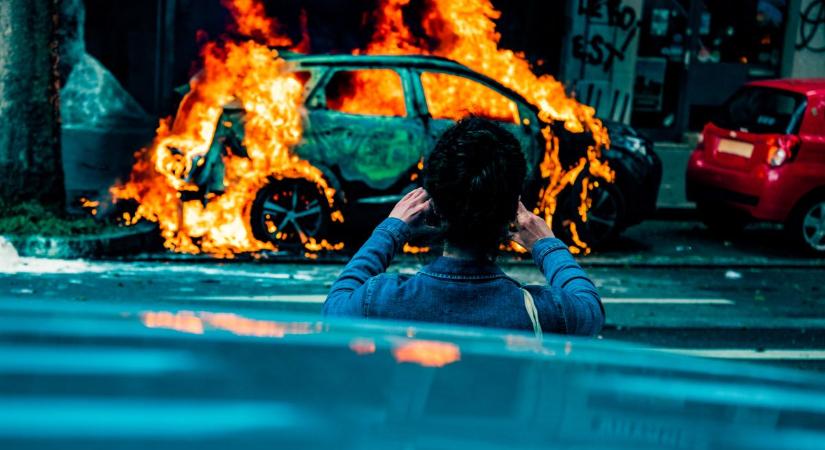 Felgyújtotta a párja tizenegymillió forintos autóját a nő