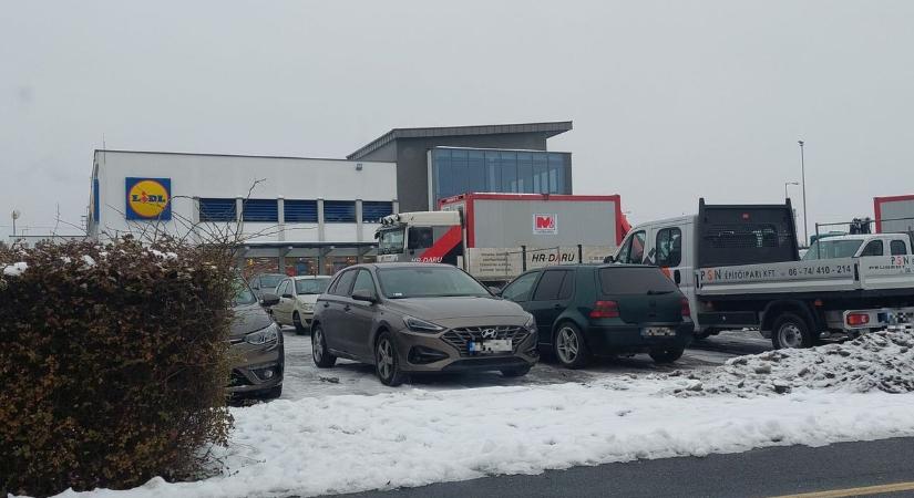 Munkagépek dolgoznak a legnagyobb győri Lidl parkolójában - fotók