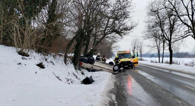 Ne vedd félvállról az ónos esőt! – hátborzongató képek mutatják az újabb súlyos balesetet