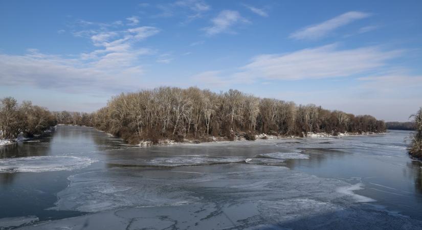 Operatív törzs: az idő enyhül, a jég életveszélyes, a Tiszát lezárják