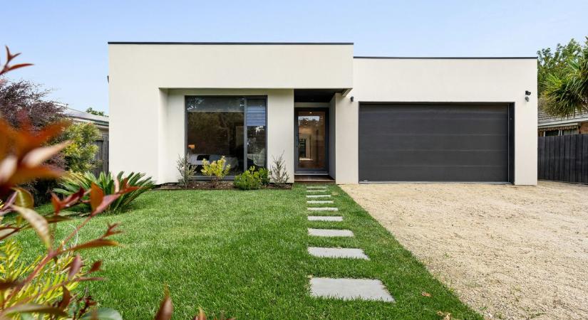 Funkcionális megoldások a telken: acélszerkezetek járműveknek és háziállatoknak