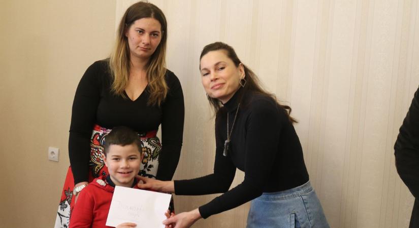 Egy térség szíve dobbant meg Milánért: megható adományátadás Dunaszentbenedeken – fotók